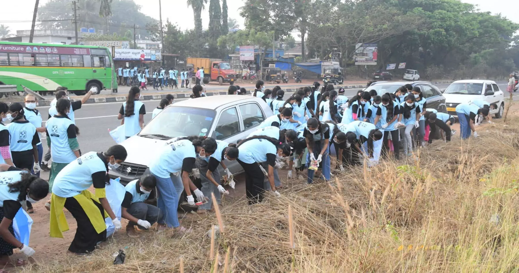 ನಗರಸಭಾ ವ್ಯಾಪ್ತಿಯಲ್ಲಿ ವಿದ್ಯಾರ್ಥಿಗಳಿಂದ ಸ್ವಚ್ಛತಾ ಅಭಿಯಾನ ನಗರಸಭಾ ವ್ಯಾಪ್ತಿಯಲ್ಲಿ ವಿದ್ಯಾರ್ಥಿಗಳಿಂದ ಸ್ವಚ್ಛತಾ ಅಭಿಯಾನ