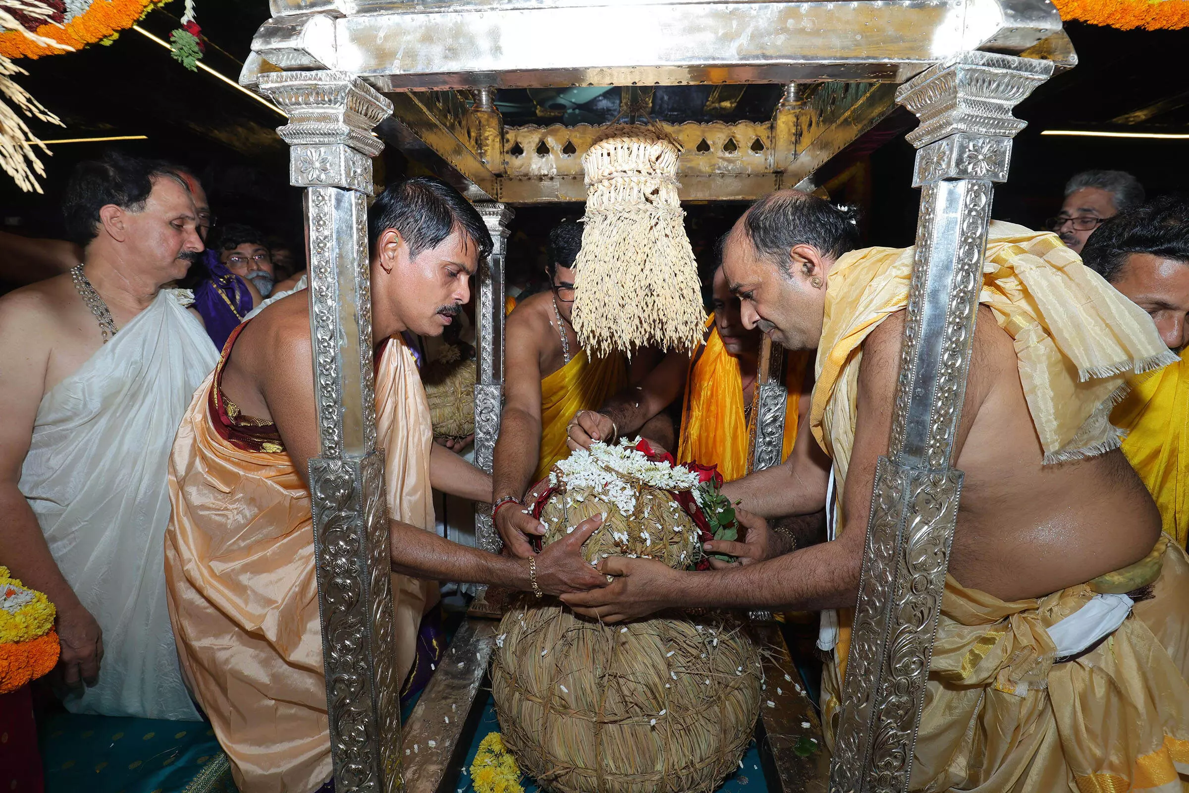 ಶೀರೂರು ಮಠದ ಪರ್ಯಾಯಕ್ಕೆ ಅಕ್ಕಿ ಮುಹೂರ್ತ ಶೀರೂರು ಮಠದ ಪರ್ಯಾಯಕ್ಕೆ ಅಕ್ಕಿ ಮುಹೂರ್ತ