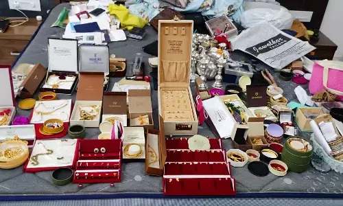 ದಾವಣಗೆರೆ: ಆಹಾರ ನಿರೀಕ್ಷಕ ಡಾ.ನಾಗರಾಜ್ ನಿವಾಸದ ಮೇಲೆ ಲೋಕಾಯುಕ್ತ ದಾಳಿ; ಚಿನ್ನ, ನಗದು, ದಾಖಲೆ ವಶ