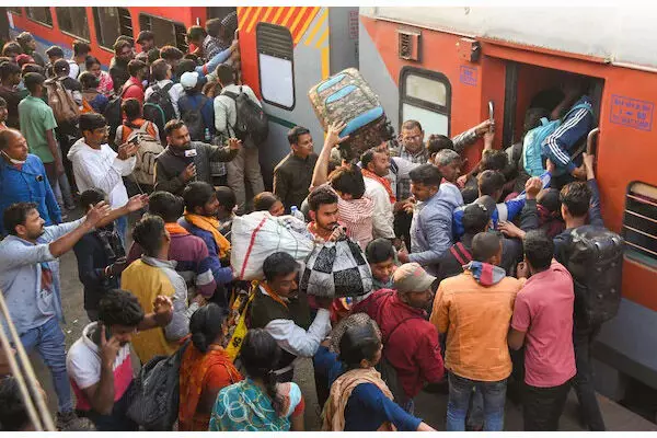 60 ನಿಲ್ದಾಣಗಳಲ್ಲಿ ನೂಕುನುಗ್ಗಲು ನಿಯಂತ್ರಣಕ್ಕೆ ಹೊಸ ಕ್ರಮಗಳ ಜಾರಿ; ರೈಲ್ವೇ ಸಚಿವಾಲಯ ನಿರ್ಧಾರ