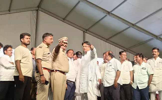 ಕಲಬುರಗಿ | ಕಲ್ಯಾಣ ಪಥ ಯೋಜನೆಗೆ ಚಾಲನೆ; ಸಮಾರಂಭದ ಸ್ಥಳ ಪರಿಶೀಲಿಸಿದ ಶಾಸಕ ಡಾ.ಅಜಯ್ ಸಿಂಗ್ ಕಲಬುರಗಿ | ಕಲ್ಯಾಣ ಪಥ ಯೋಜನೆಗೆ ಚಾಲನೆ; ಸಮಾರಂಭದ ಸ್ಥಳ ಪರಿಶೀಲಿಸಿದ ಶಾಸಕ ಡಾ.ಅಜಯ್ ಸಿಂಗ್