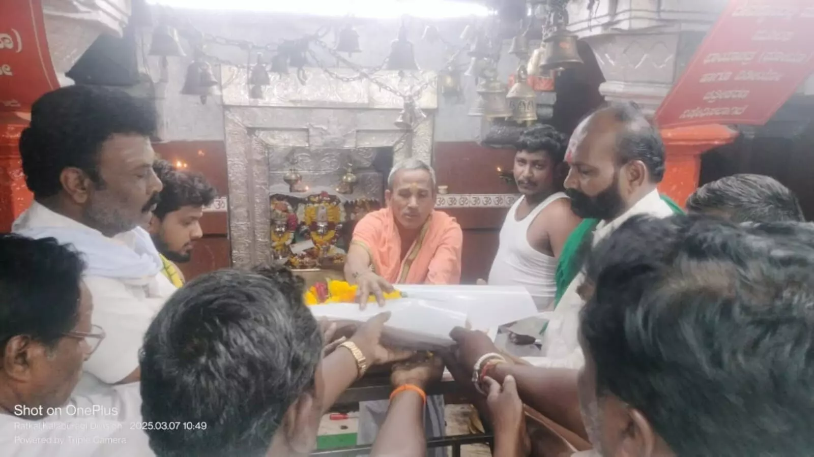 ಕಲಬುರಗಿ | ಪಾಪದ ಕಣ್ಣು ಪುಣ್ಯದ ಹೆಣ್ಣು ನಾಟಕದ ಪೋಸ್ಟರ್ ಬಿಡುಗಡೆ ಕಲಬುರಗಿ | ಪಾಪದ ಕಣ್ಣು ಪುಣ್ಯದ ಹೆಣ್ಣು ನಾಟಕದ ಪೋಸ್ಟರ್ ಬಿಡುಗಡೆ