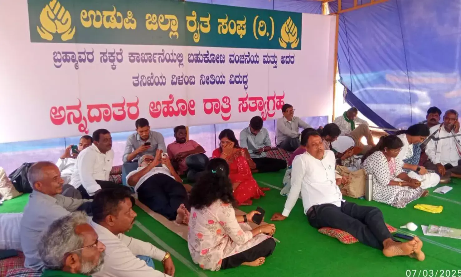 ಬೆಂಗಳೂರಿನಲ್ಲಿ ಮಾತುಕತೆಗೆ ಬಾರದ ಆಹ್ವಾನ: ಸಚಿವರ ಮನವಿಯ ಬಳಿಕವೂ ಮುಂದುವರಿದ ರೈತ ಸಂಘದ ಧರಣಿ