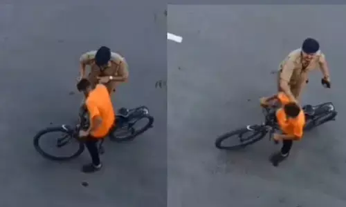 ಪ್ರಧಾನಿ ಬೆಂಗಾವಲು ಪಡೆ ಸಿದ್ಧತೆ ನಡೆಸುತ್ತಿದ್ದ ರಸ್ತೆಗೆ ಸೈಕಲ್ ನಲ್ಲಿ ಬಂದ ಬಾಲಕನ ಕೂದಲು ಎಳೆದಾಡಿ ಕಪಾಳಮೋಕ್ಷ ಮಾಡಿದ ಪೊಲೀಸ್ ಅಧಿಕಾರಿ