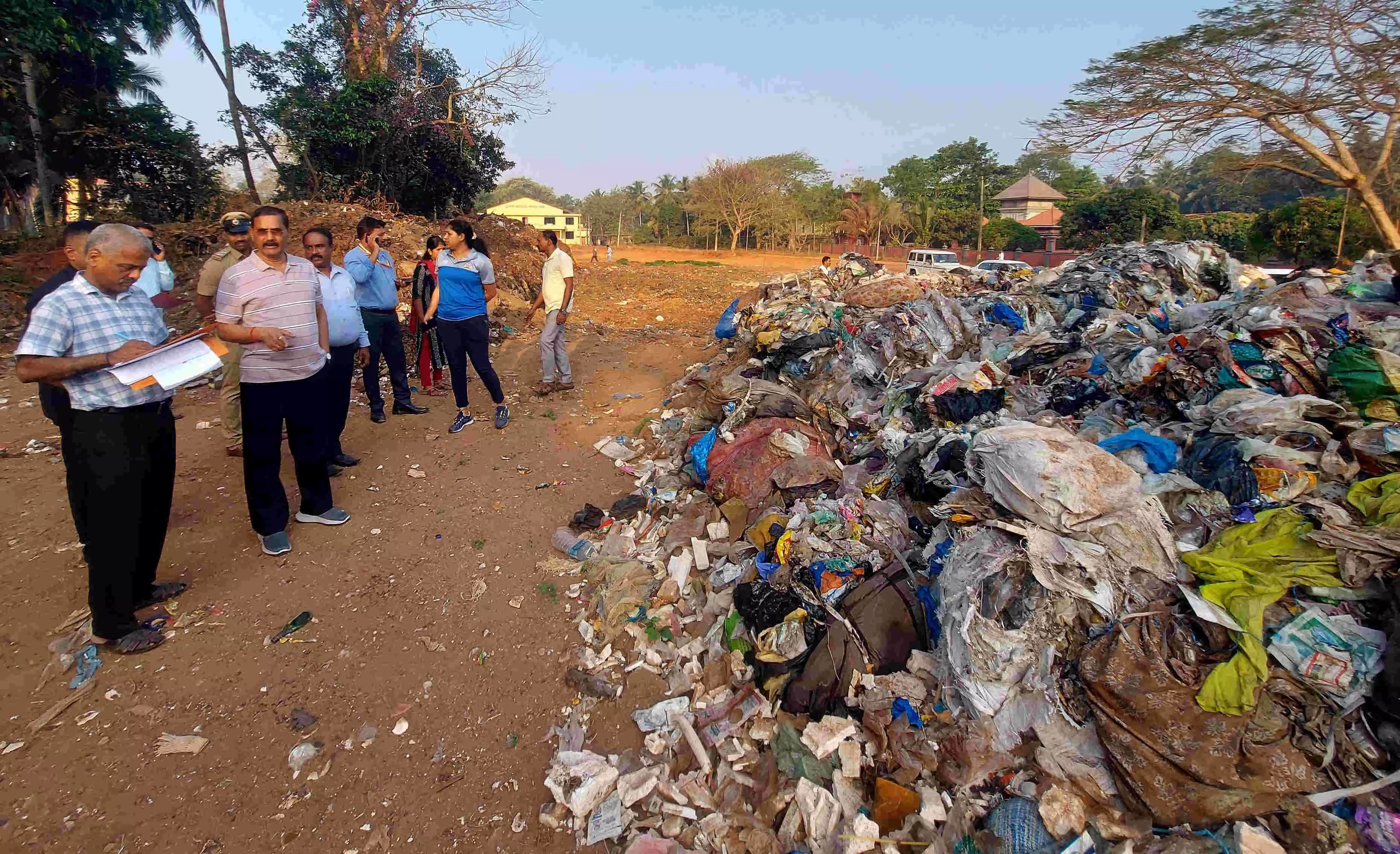 ಉಪಲೋಕಾಯುಕ್ತ ನ್ಯಾ.ಬಿ.ವೀರಪ್ಪಹಲವೆಡೆ ದಿಢೀರ್ ಭೇಟಿ| ಎಪಿಎಂಸಿ, ಡಂಪಿಂಗ್ ಯಾರ್ಡ್ಗಳ ಪರಿಶೀಲನೆ ಉಪಲೋಕಾಯುಕ್ತ ನ್ಯಾ.ಬಿ.ವೀರಪ್ಪಹಲವೆಡೆ ದಿಢೀರ್ ಭೇಟಿ| ಎಪಿಎಂಸಿ, ಡಂಪಿಂಗ್ ಯಾರ್ಡ್ಗಳ ಪರಿಶೀಲನೆ