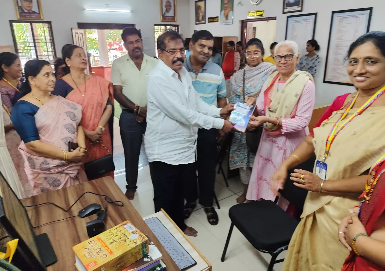 ರಾಜ್ಯದ ಕೆಲವು ಜಿಲ್ಲೆಗಳಲ್ಲಿ ಹೈಟೆಕ್ ಲೈಬ್ರೇರಿಗಳ ನಿರ್ಮಾಣ: ಜಯವಿಭವ ಸ್ವಾಮಿ ರಾಜ್ಯದ ಕೆಲವು ಜಿಲ್ಲೆಗಳಲ್ಲಿ ಹೈಟೆಕ್ ಲೈಬ್ರೇರಿಗಳ ನಿರ್ಮಾಣ: ಜಯವಿಭವ ಸ್ವಾಮಿ