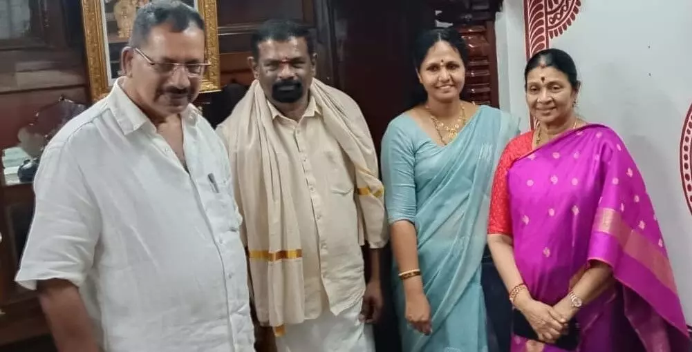 ತಮಿಳುನಾಡು ಸಿಎಂ ಸ್ಟಾಲಿನ್ ಪತ್ನಿ ಕೊಲ್ಲೂರು ದೇವಸ್ಥಾನಕ್ಕೆ ಭೇಟಿ ತಮಿಳುನಾಡು ಸಿಎಂ ಸ್ಟಾಲಿನ್ ಪತ್ನಿ ಕೊಲ್ಲೂರು ದೇವಸ್ಥಾನಕ್ಕೆ ಭೇಟಿ