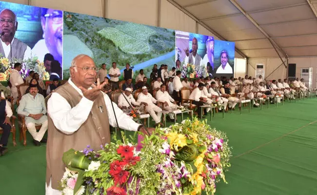 ಕಲಬುರಗಿ | 11 ವರ್ಷದಲ್ಲಿ ಮೋದಿ 11 ಮಹಾ ದೊಡ್ಡ ಸುಳ್ಳುಗಳು ಹೇಳಿದ್ದಾರೆ : ಮಲ್ಲಿಕಾರ್ಜುನ್ ಖರ್ಗೆ ವಾಗ್ದಾಳಿ ಕಲಬುರಗಿ | 11 ವರ್ಷದಲ್ಲಿ ಮೋದಿ 11 ಮಹಾ ದೊಡ್ಡ ಸುಳ್ಳುಗಳು ಹೇಳಿದ್ದಾರೆ : ಮಲ್ಲಿಕಾರ್ಜುನ್ ಖರ್ಗೆ ವಾಗ್ದಾಳಿ