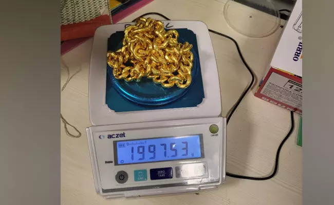 ಬೆಂಗಳೂರು | ಏರ್ಪೋರ್ಟ್ನಲ್ಲಿ ಅಂಧ ಪ್ರಯಾಣಿಕನಿಂದ 3.44 ಕೋಟಿ ಮೌಲ್ಯದ ಚಿನ್ನ ಜಪ್ತಿ ಬೆಂಗಳೂರು | ಏರ್ಪೋರ್ಟ್ನಲ್ಲಿ ಅಂಧ ಪ್ರಯಾಣಿಕನಿಂದ 3.44 ಕೋಟಿ ಮೌಲ್ಯದ ಚಿನ್ನ ಜಪ್ತಿ