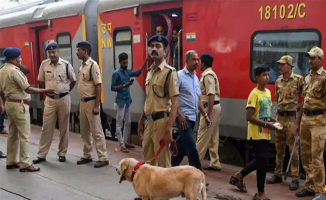 ಉತ್ತರ ಪ್ರದೇಶ | ದಿಲ್ಲಿಗೆ ತೆರಳುತ್ತಿದ್ದ ಅಯೋಧ್ಯಾ ಎಕ್ಸ್ಪ್ರೆಸ್ ರೈಲಿಗೆ ಬಾಂಬ್ ಬೆದರಿಕೆ ಕರೆ ಉತ್ತರ ಪ್ರದೇಶ | ದಿಲ್ಲಿಗೆ ತೆರಳುತ್ತಿದ್ದ ಅಯೋಧ್ಯಾ ಎಕ್ಸ್ಪ್ರೆಸ್ ರೈಲಿಗೆ ಬಾಂಬ್ ಬೆದರಿಕೆ ಕರೆ