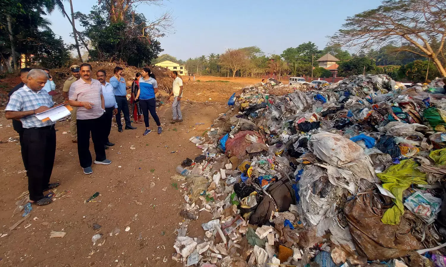 ಉಪಲೋಕಾಯುಕ್ತ ನ್ಯಾ.ಬಿ.ವೀರಪ್ಪಹಲವೆಡೆ ದಿಢೀರ್ ಭೇಟಿ| ಎಪಿಎಂಸಿ, ಡಂಪಿಂಗ್ ಯಾರ್ಡ್‌ಗಳ ಪರಿಶೀಲನೆ