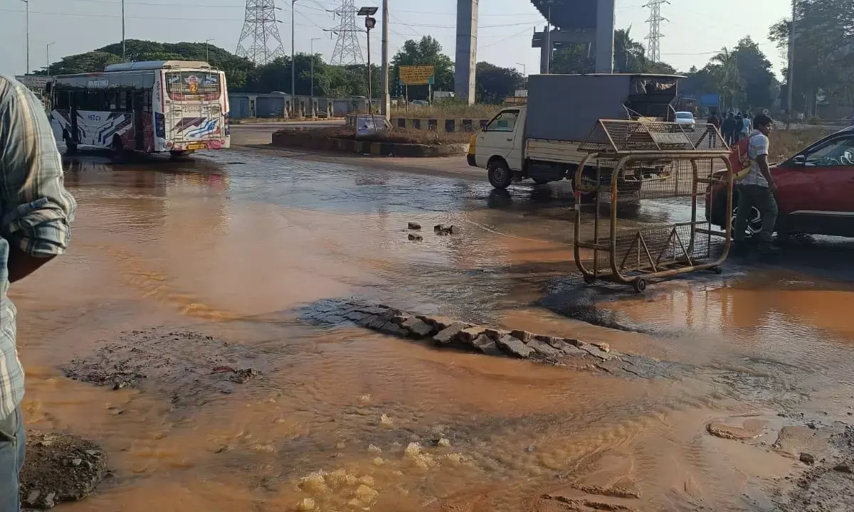 ಕೂಳೂರು ಕೆಐಒಸಿಎಲ್ ಬಳಿ ಏರ್‌ಟೆಲ್ ಇಂಡಿಯಾ ಕಾಮಗಾರಿ; ನೀರು ಪೂರೈಕೆ ಪೈಪ್‌ಲೈನ್‌ಗೆ ಹಾನಿ