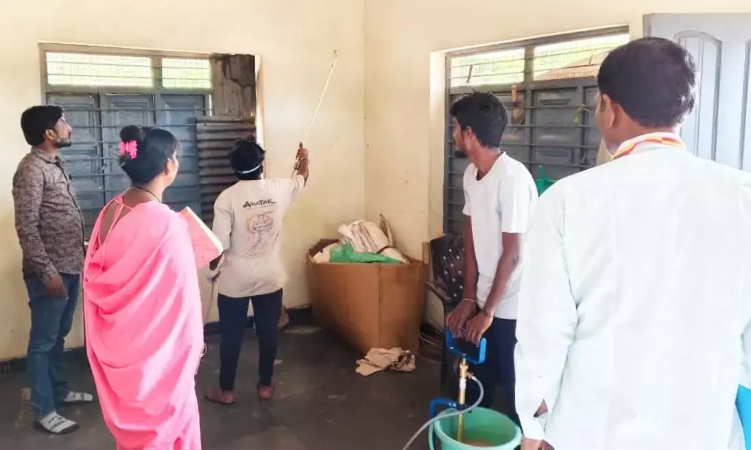 ಯಾದಗಿರಿ | ಕಕ್ಕೇರಾ ಸೊಳ್ಳೆಗಳ ನಿಯಂತ್ರಣಕ್ಕಾಗಿ ಕೀಟನಾಶಕ ಸಿಂಪಡಣಾ ಕಾರ್ಯಕ್ರಮ