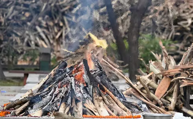 ಮಧ್ಯಪ್ರದೇಶ | ಮೊಮ್ಮಗನ ಅಂತ್ಯಕ್ರಿಯೆಯ ಚಿತೆಗೆ ಹಾರಿ ಆತ್ಮಹತ್ಯೆ ಮಾಡಿಕೊಂಡ 65 ವರ್ಷದ ವೃದ್ಧ! ಮಧ್ಯಪ್ರದೇಶ | ಮೊಮ್ಮಗನ ಅಂತ್ಯಕ್ರಿಯೆಯ ಚಿತೆಗೆ ಹಾರಿ ಆತ್ಮಹತ್ಯೆ ಮಾಡಿಕೊಂಡ 65 ವರ್ಷದ ವೃದ್ಧ!