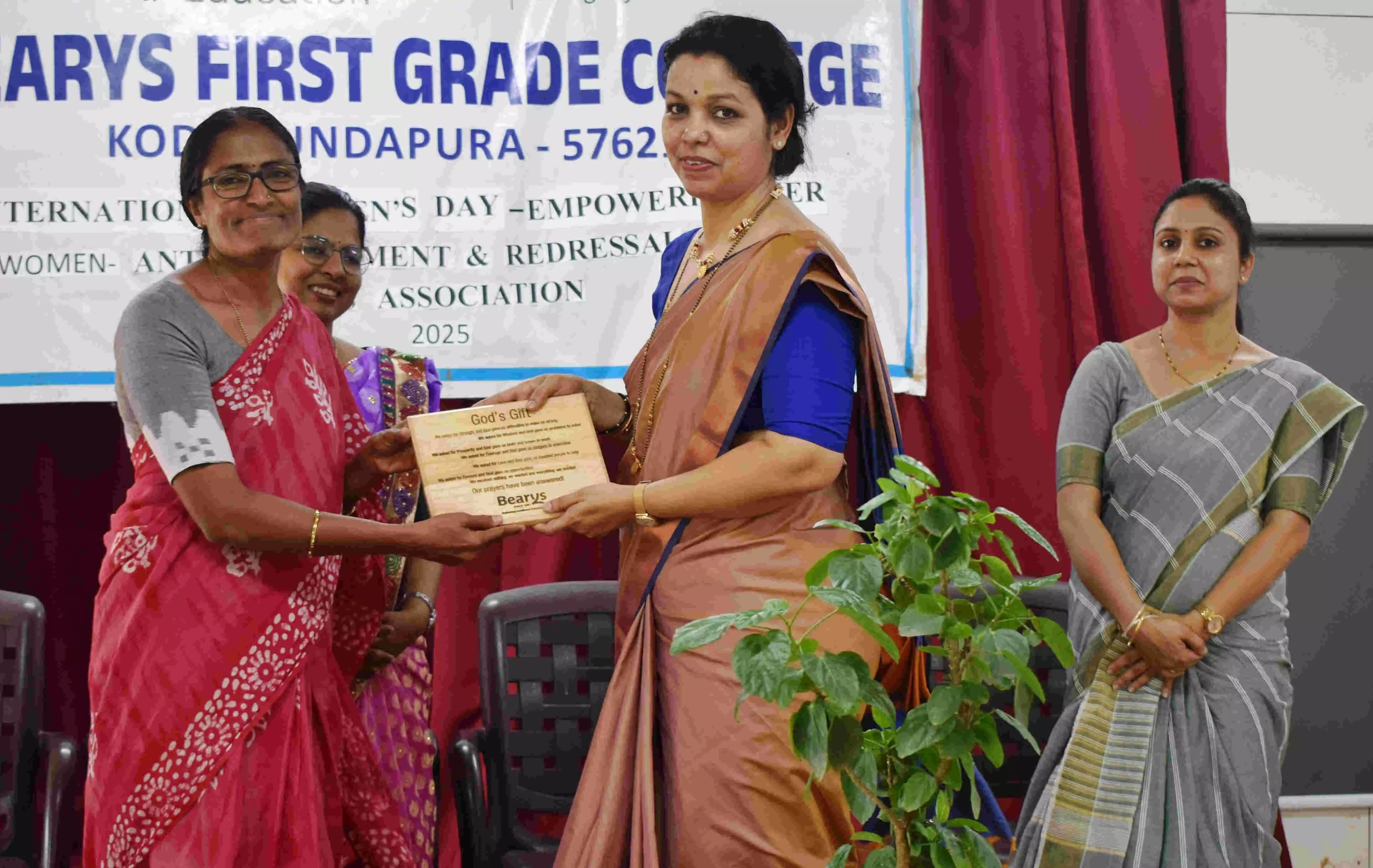 ಕೋಡಿ ಬ್ಯಾರೀಸ್ ಕಾಲೇಜಿನಲ್ಲಿ ಮಹಿಳಾ ದಿನಾಚರಣೆ ಕೋಡಿ ಬ್ಯಾರೀಸ್ ಕಾಲೇಜಿನಲ್ಲಿ ಮಹಿಳಾ ದಿನಾಚರಣೆ