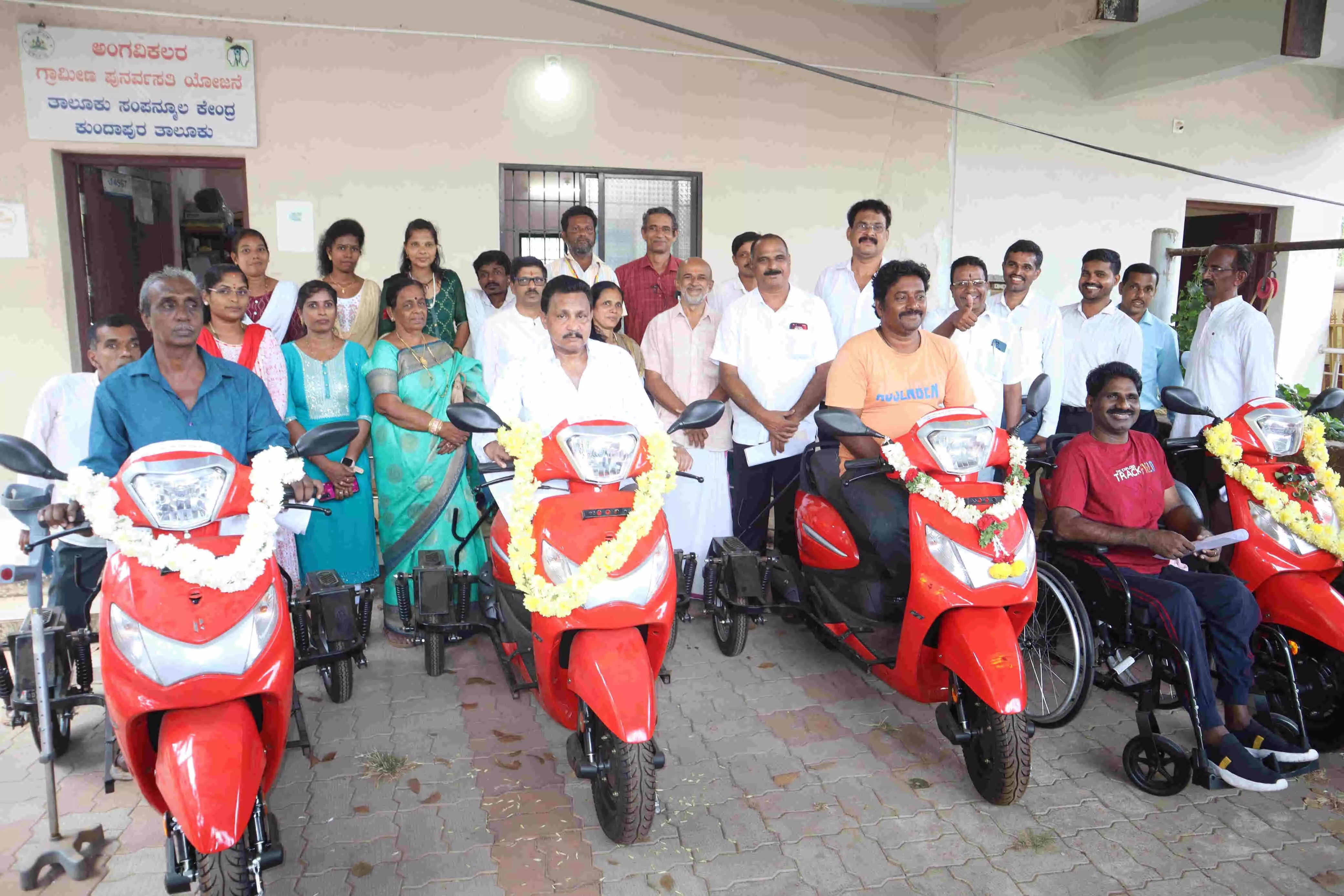 ವಿಶೇಷಚೇತನರಿಗೆ ಯಂತ್ರಚಾಲಿತ ದ್ವಿಚಕ್ರವಾಹನಗಳ ವಿತರಣೆ ವಿಶೇಷಚೇತನರಿಗೆ ಯಂತ್ರಚಾಲಿತ ದ್ವಿಚಕ್ರವಾಹನಗಳ ವಿತರಣೆ