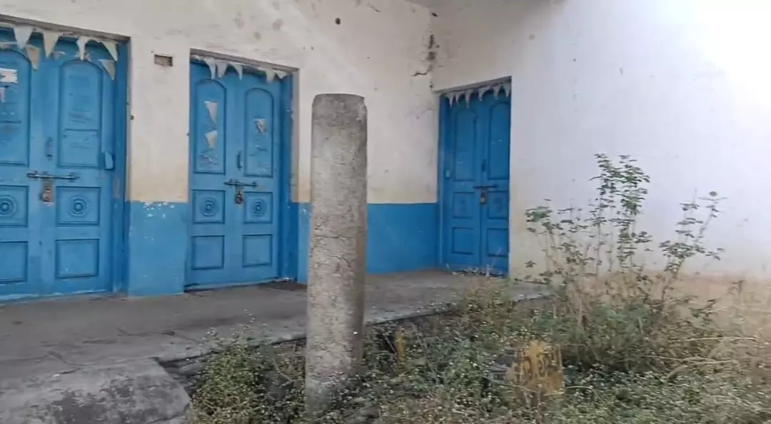 ಪಾಳು ಬಿದ್ದು ಶಿಥಿಲಾವಸ್ಥೆಗೆ ತಲುಪಿದ ಸರಕಾರಿ ಕಟ್ಟಡ : ಸ್ವಂತ ಕಟ್ಟಡವಿದ್ದರೂ ಬಾಡಿಗೆ ಕೊಠಡಿಯಲ್ಲಿ ಶಿಕ್ಷಣ