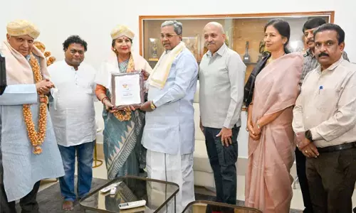 ನಟಿ ಶಬಾನಾ ಆಝ್ಮಿಗೆ ʼಜೀವಮಾನ ಸಾಧನೆ ಪ್ರಶಸ್ತಿʼ ನೀಡಿ ಗೌರವಿಸಿದ ಮುಖ್ಯಮಂತ್ರಿ ಸಿದ್ದರಾಮಯ್ಯ