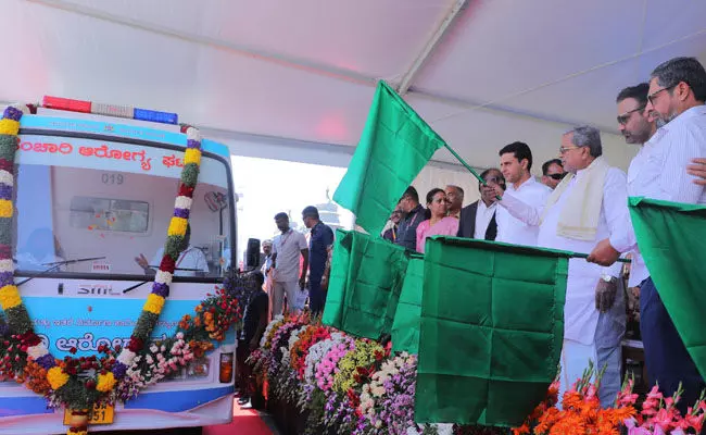 ಕಟ್ಟಡ ಕಾರ್ಮಿಕರಿಗಾಗಿ 135 ಸಂಚಾರಿ ಆರೋಗ್ಯ ಘಟಕ ಆ್ಯಂಬುಲೆನ್ಸ್ ವಾಹನಗಳನ್ನು ಲೋಕಾರ್ಪಣೆಗೊಳಿಸಿದ ಸಿಎಂ ಕಟ್ಟಡ ಕಾರ್ಮಿಕರಿಗಾಗಿ 135 ಸಂಚಾರಿ ಆರೋಗ್ಯ ಘಟಕ ಆ್ಯಂಬುಲೆನ್ಸ್ ವಾಹನಗಳನ್ನು ಲೋಕಾರ್ಪಣೆಗೊಳಿಸಿದ ಸಿಎಂ