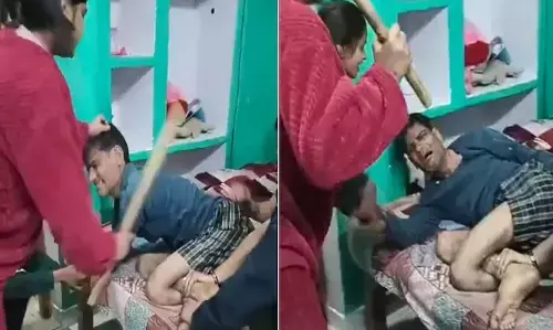 ವ್ಯಕ್ತಿಯೋರ್ವನ ಆತ್ಮಹತ್ಯೆ ಪ್ರಕರಣಕ್ಕೆ ತಿರುವು; ತಂದೆಯನ್ನು ಅಮಾನುಷವಾಗಿ ಥಳಿಸಿದ್ದ ಪುತ್ರಿಯ ವಿಡಿಯೋ ವೈರಲ್‌