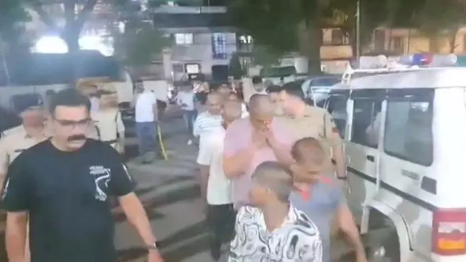 ಮಧ್ಯಪ್ರದೇಶ: ಚಾಂಪಿಯನ್ಸ್ ಟ್ರೋಫಿ ಗೆಲುವಿನ ಸಂಭ್ರಮಾಚರಣೆ ವೇಳೆ ಅತಿರೇಕದ ವರ್ತನೆ; ಯುವಕರ ತಲೆ ಬೋಳಿಸಿದ ಪೊಲೀಸರು ಮಧ್ಯಪ್ರದೇಶ: ಚಾಂಪಿಯನ್ಸ್ ಟ್ರೋಫಿ ಗೆಲುವಿನ ಸಂಭ್ರಮಾಚರಣೆ ವೇಳೆ ಅತಿರೇಕದ ವರ್ತನೆ; ಯುವಕರ ತಲೆ ಬೋಳಿಸಿದ ಪೊಲೀಸರು