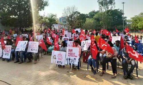 ʼಆರೋಗ್ಯಕರ ಕೆಲಸ ಪ್ರತಿಯೊಬ್ಬ ಉದ್ಯೋಗಿಯ ಹಕ್ಕುʼ: ಐಟಿ ವಲಯದಲ್ಲಿ ಕೆಲಸದ ಸಮಯದ ಮಿತಿ ಜಾರಿಗೆ ಆಗ್ರಹಿಸಿ ಬೆಂಗಳೂರಿನಲ್ಲಿ ನೌಕರರಿಂದ ಧರಣಿ