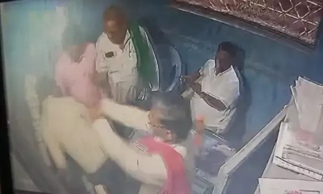 ಕಲಬುರಗಿ | ಪ್ರತಿಭಟನಾನಿರತ ವ್ಯಕ್ತಿಯಿಂದ ಪುರಸಭೆ ಸಿಬ್ಬಂದಿ ಮೇಲೆ ಹಲ್ಲೆ ಆರೋಪ