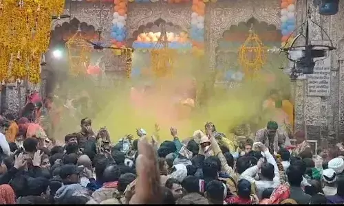 ದೇವರಿಗೆ ಮುಸ್ಲಿಮ್ ನೇಕಾರರು ತಯಾರಿಸಿದ ಉಡುಪು ನಿಷೇಧಿಸುವ ಕರೆಯನ್ನು ತಿರಸ್ಕರಿಸಿದ ಬಾಂಕೆ ಬಿಹಾರಿ ಮಂದಿರ