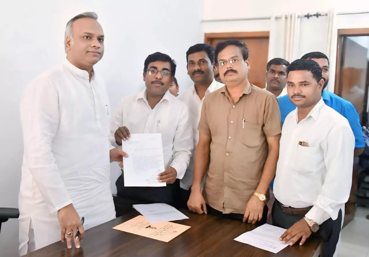 ವಾಡಿ ಪಟ್ಟಣದಲ್ಲಿ ಸರಕಾರಿ ಕಾಲೇಜು ಸ್ಥಾಪಿಸುವಂತೆ ಸಚಿವ ಪ್ರಿಯಾಂಕ್ ಖರ್ಗೆಗೆ ಪತ್ರಕರ್ತರ ಮನವಿ ವಾಡಿ ಪಟ್ಟಣದಲ್ಲಿ ಸರಕಾರಿ ಕಾಲೇಜು ಸ್ಥಾಪಿಸುವಂತೆ ಸಚಿವ ಪ್ರಿಯಾಂಕ್ ಖರ್ಗೆಗೆ ಪತ್ರಕರ್ತರ ಮನವಿ