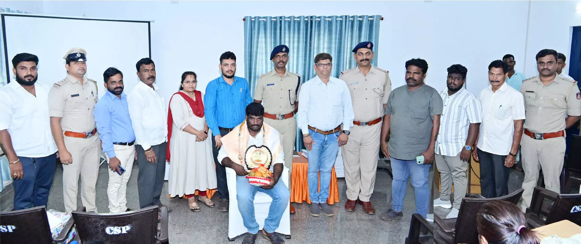 ಓಮನ್ ಬೋಟಿನ ಮಾಹಿತಿ ನೀಡಿದ್ದ ಮೀನುಗಾರ ಕಿಶೋರ್ ಕರ್ಕೇರಗೆ ಸನ್ಮಾನ ಓಮನ್ ಬೋಟಿನ ಮಾಹಿತಿ ನೀಡಿದ್ದ ಮೀನುಗಾರ ಕಿಶೋರ್ ಕರ್ಕೇರಗೆ ಸನ್ಮಾನ