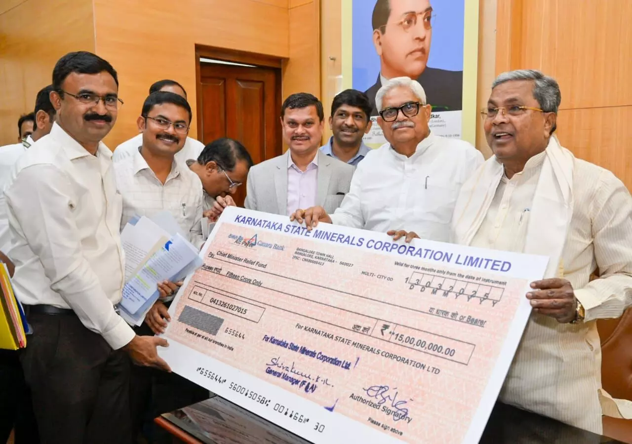 ಮುಖ್ಯಮಂತ್ರಿಗೆ 1402 ಕೋಟಿ ರೂ.ಗಳ ಚೆಕ್ ಹಸ್ತಾಂತರ ಮುಖ್ಯಮಂತ್ರಿಗೆ 1402 ಕೋಟಿ ರೂ.ಗಳ ಚೆಕ್ ಹಸ್ತಾಂತರ