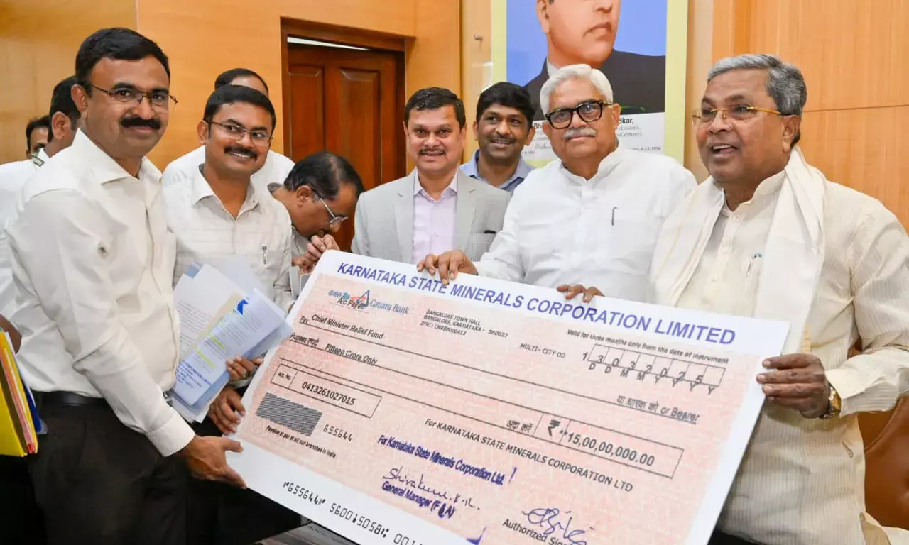 ಮುಖ್ಯಮಂತ್ರಿಗೆ 1402 ಕೋಟಿ ರೂ.ಗಳ ಚೆಕ್ ಹಸ್ತಾಂತರ