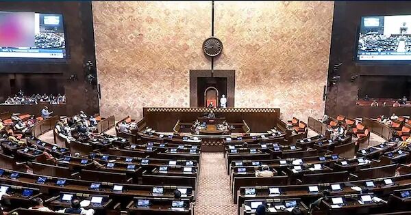 ಸಂಸತ್ತಿನಲ್ಲಿ ಸಂಸದರ ಆಸನದಲ್ಲೇ ನೋಟಿನ ಕಂತೆ ಪತ್ತೆ ; ಹಳ್ಳ ಹಿಡಿದ ತನಿಖೆ?