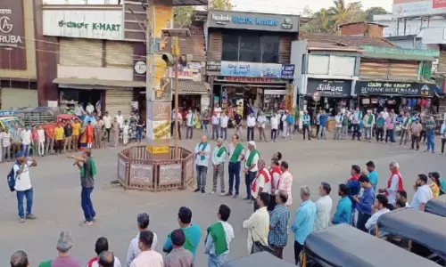 ಕಾರ್ಮಿಕನ ಬಂಧನಕ್ಕೆ ರೈತ ಸಂಘಟನೆಗಳ ಖಂಡನೆ; ಅರಣ್ಯ ಇಲಾಖೆ ವಿರುದ್ಧ ಸಿದ್ದಾಪುರದಲ್ಲಿ ಪ್ರತಿಭಟನೆ