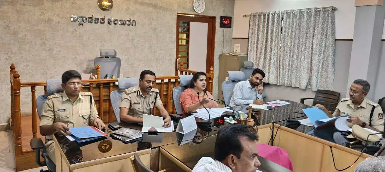 ಕಲಬುರಗಿ: ರಸ್ತೆ ಸುರಕ್ಷತಾ ಕ್ರಮ ಕೈಗೊಳ್ಳಲು ಅಧಿಕಾರಿಗಳಿಗೆ ಜಿಲ್ಲಾಧಿಕಾರಿ ಬಿ.ಫೌಝಿಯಾ ತರನ್ನುಮ್ ಸೂಚನೆ