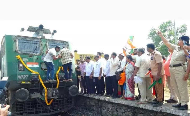 ಭಾರತೀಯ ರೈಲ್ವೆಯೊಂದಿಗೆ ಕೊಂಕಣ ರೈಲ್ವೆ ವಿಲೀನಕ್ಕೆ ಒಪ್ಪಿಗೆ: ಕೋಟ ಭಾರತೀಯ ರೈಲ್ವೆಯೊಂದಿಗೆ ಕೊಂಕಣ ರೈಲ್ವೆ ವಿಲೀನಕ್ಕೆ ಒಪ್ಪಿಗೆ: ಕೋಟ