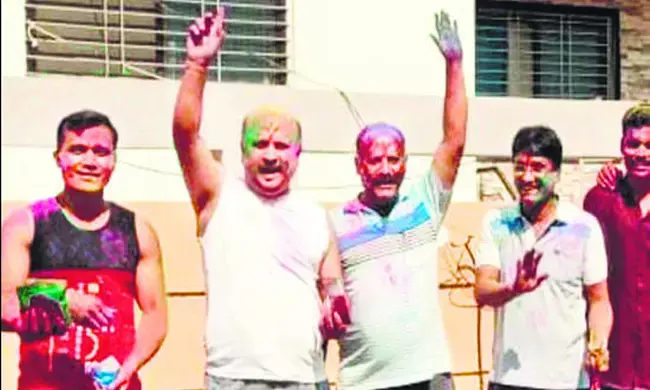 ಮಹಾರಾಷ್ಟ್ರ | ಭೀಡ್‌ ಸರ್‌ಪಂಚ್‌ ಹತ್ಯೆ ಪ್ರಕರಣದಲ್ಲಿ ಅಮಾನತುಗೊಂಡ ಪೊಲೀಸ್‌ ಅಧಿಕಾರಿಗಳೊಂದಿಗೆ ಹೋಳಿ ಸಂಭ್ರಮಿಸಿದ ನ್ಯಾಯಾಧೀಶರು!