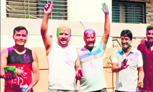 ಮಹಾರಾಷ್ಟ್ರ | ಭೀಡ್‌ ಸರ್‌ಪಂಚ್‌ ಹತ್ಯೆ ಪ್ರಕರಣದಲ್ಲಿ ಅಮಾನತುಗೊಂಡ ಪೊಲೀಸ್‌ ಅಧಿಕಾರಿಗಳೊಂದಿಗೆ ಹೋಳಿ ಸಂಭ್ರಮಿಸಿದ ನ್ಯಾಯಾಧೀಶರು!