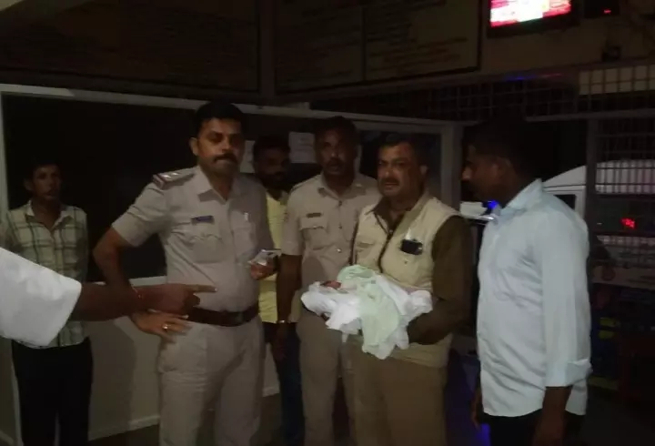 ಮಡಿಕೇರಿ | ಯಾರೂ ವಾಸವಿಲ್ಲದ ಮನೆಯಲ್ಲಿ ನವಜಾತ ಶಿಶು ಪತ್ತೆ; ಪೊಲೀಸರಿಂದ ರಕ್ಷಣೆ