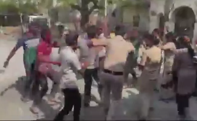 ಕಲಬುರಗಿ | ಸಮವಸ್ತ್ರದಲ್ಲೇ ಹೋಳಿ ಆಚರಿಸಿದ ಪೊಲೀಸರು : ವೀಡಿಯೊ ವೈರಲ್