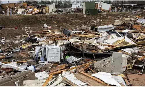 ಅಮೆರಿಕದಲ್ಲಿ ಸುಂಟರಗಾಳಿ, ಧೂಳಿನ ಚಂಡಮಾರುತದ ಅಬ್ಬರ; ಕನಿಷ್ಠ 34 ಮಂದಿ ಸಾವು, ಹಲವರು ನಾಪತ್ತೆ
