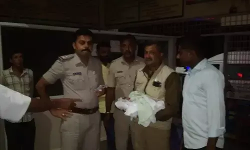 ಮಡಿಕೇರಿ | ಯಾರೂ ವಾಸವಿಲ್ಲದ ಮನೆಯಲ್ಲಿ ನವಜಾತ ಶಿಶು ಪತ್ತೆ; ಪೊಲೀಸರಿಂದ ರಕ್ಷಣೆ