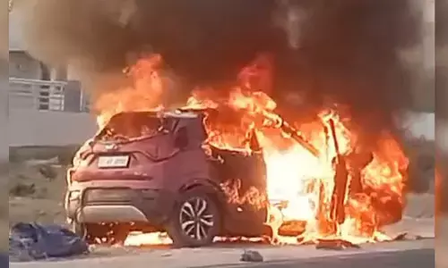 ಯಾದಗಿರಿ | ರಸ್ತೆಯಲ್ಲೇ ಹೊತ್ತಿ ಉರಿದ ಕಾರು ; ನಾಲ್ವರು ಅಪಾಯದಿಂದ ಪಾರು