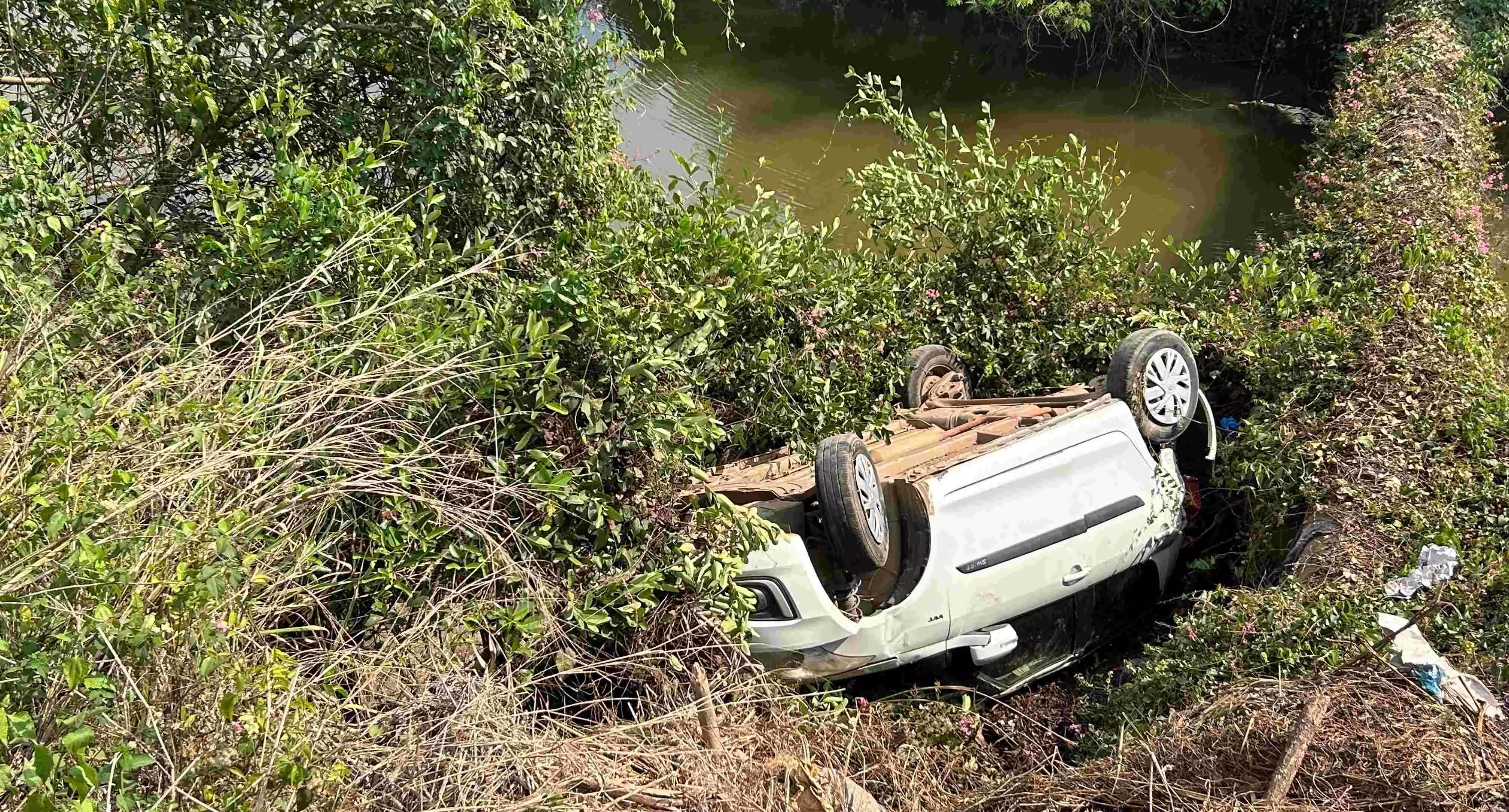 ಉಳ್ಳಾಲ: ರಸ್ತೆಯಿಂದ 15 ಅಡಿ ಆಳದ ಕಂದಕಕ್ಕೆ ಉರುಳಿ ಬಿದ್ದ ಕಾರು ಉಳ್ಳಾಲ: ರಸ್ತೆಯಿಂದ 15 ಅಡಿ ಆಳದ ಕಂದಕಕ್ಕೆ ಉರುಳಿ ಬಿದ್ದ ಕಾರು