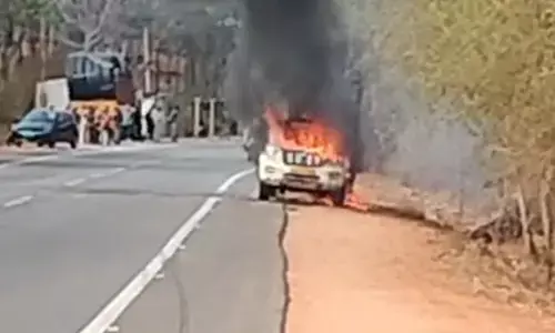 ಚಾಮರಾಜನಗರ | ರಸ್ತೆಯಲ್ಲೇ ಹೊತ್ತಿ ಉರಿದ ಪಿಕಪ್‌ ವಾಹನ