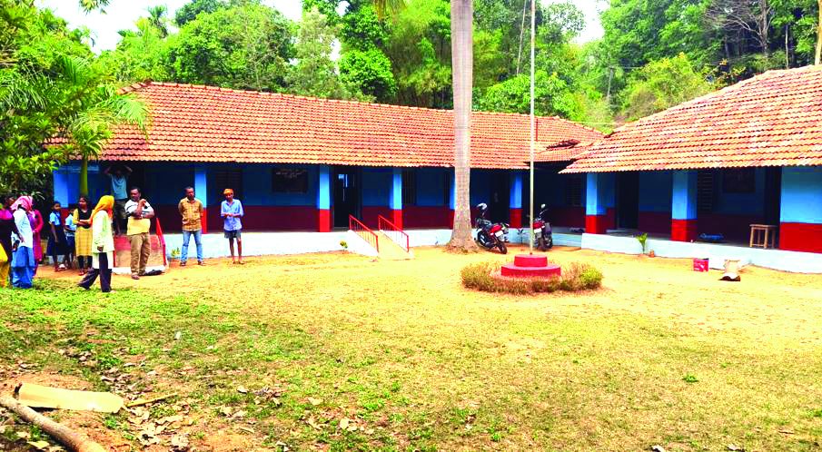 ಕಳಕೋಡು: ಶಿಥಿಲಾವಸ್ಥೆಯಲ್ಲಿದ್ದರೂ ಕಾಣದ ದುರಸ್ತಿ ಭಾಗ್ಯ ಕಳಕೋಡು: ಶಿಥಿಲಾವಸ್ಥೆಯಲ್ಲಿದ್ದರೂ ಕಾಣದ ದುರಸ್ತಿ ಭಾಗ್ಯ