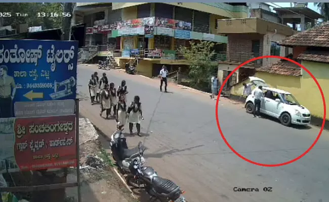 ವಿಟ್ಲ: ಡ್ರೆಸ್ ಶಾಪ್ ಗೆ ನುಗ್ಗಿದ ಮೂವರ ತಂಡ; ಮಹಿಳಾ ಸಿಬ್ಬಂದಿಯನ್ನು ಬೆದರಿಸಿ ದರೋಡೆ ವಿಟ್ಲ: ಡ್ರೆಸ್ ಶಾಪ್ ಗೆ ನುಗ್ಗಿದ ಮೂವರ ತಂಡ; ಮಹಿಳಾ ಸಿಬ್ಬಂದಿಯನ್ನು ಬೆದರಿಸಿ ದರೋಡೆ