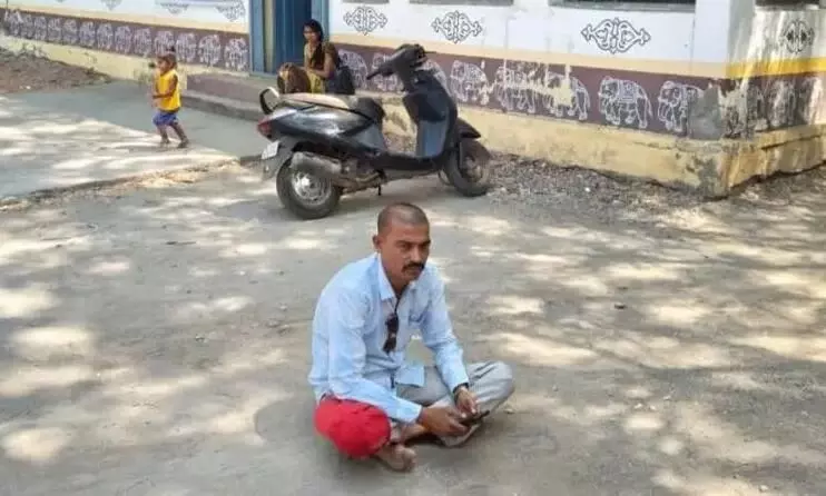 ಕಲಬುರಗಿ | ವೇತನ ಕೊಡದ ಶಿಕ್ಷಣ ಇಲಾಖೆಯ ವಿರುದ್ಧ ಶಿಕ್ಷಕನ ಏಕಾಂಗಿ ಪ್ರತಿಭಟನೆ ಕಲಬುರಗಿ | ವೇತನ ಕೊಡದ ಶಿಕ್ಷಣ ಇಲಾಖೆಯ ವಿರುದ್ಧ ಶಿಕ್ಷಕನ ಏಕಾಂಗಿ ಪ್ರತಿಭಟನೆ