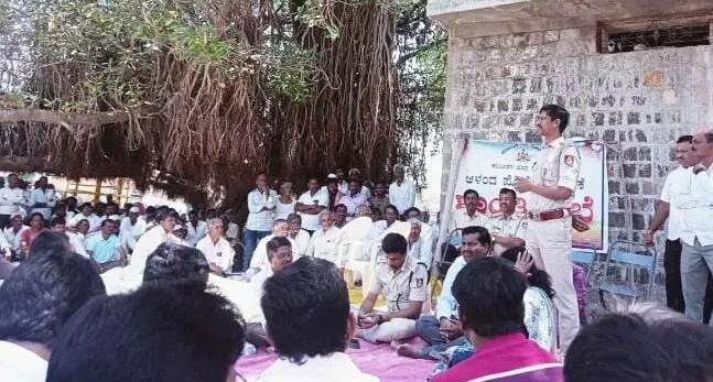 ಕಲಬುರಗಿ | ಕುರುಬ ಸಮುದಾಯದವರಿಗೆ ಬಹಿಷ್ಕಾರ ಹಿನ್ನೆಲೆ: ಅಧಿಕಾರಿಗಳಿಂದ ಶಾಂತಿ ಸಭೆ ಕಲಬುರಗಿ | ಕುರುಬ ಸಮುದಾಯದವರಿಗೆ ಬಹಿಷ್ಕಾರ ಹಿನ್ನೆಲೆ: ಅಧಿಕಾರಿಗಳಿಂದ ಶಾಂತಿ ಸಭೆ