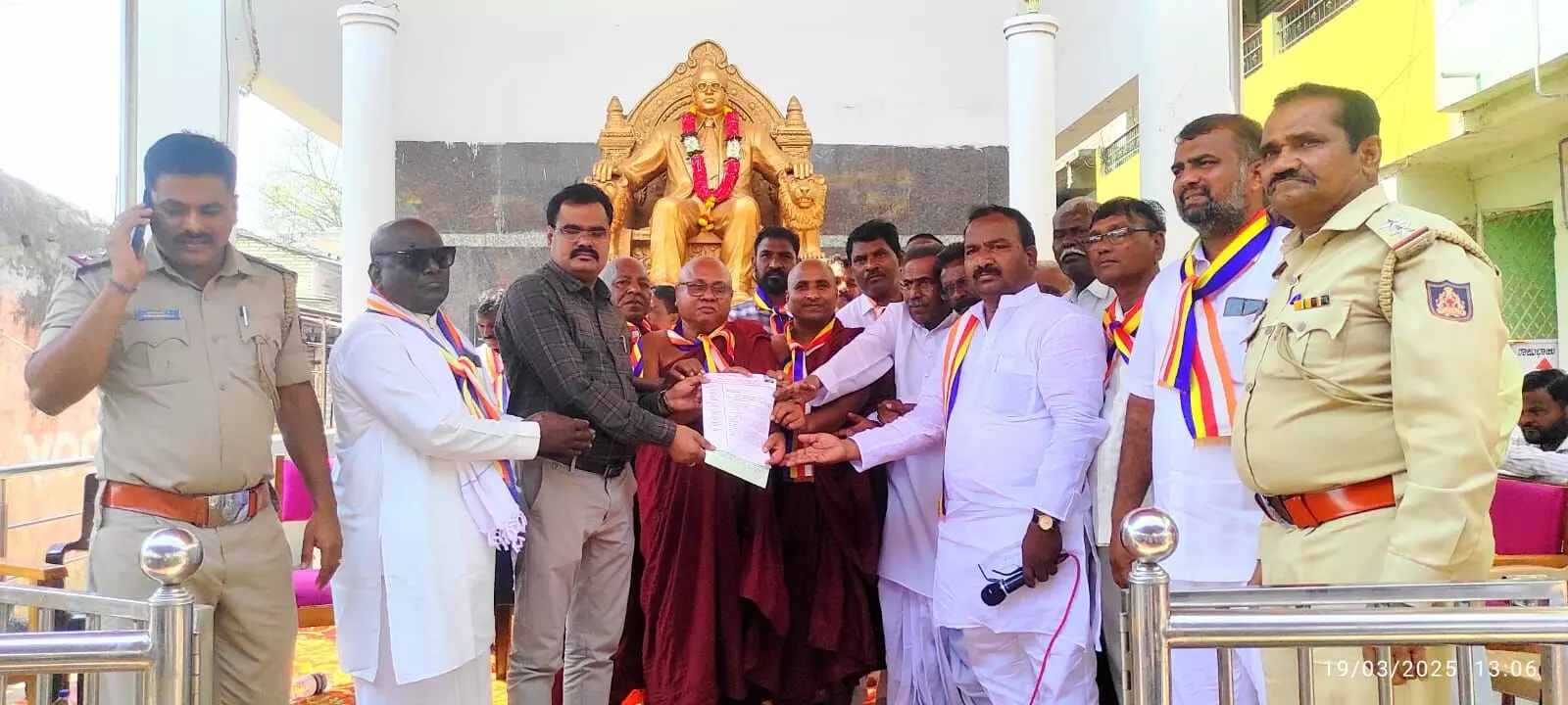 ಕಲಬುರಗಿ | ಮಹಾಬೋಧಿ ಮಹಾ ವಿಹಾರದ ಸಂಪೂರ್ಣ ಆಡಳಿತ ಬೌದ್ಧರಿಗೆ ದಕ್ಕಬೇಕು : ಭಂತೆ ಡಾ.ಧಮ್ಮಾನಂದ ಮಹಾಥೇರಾ ಕಲಬುರಗಿ | ಮಹಾಬೋಧಿ ಮಹಾ ವಿಹಾರದ ಸಂಪೂರ್ಣ ಆಡಳಿತ ಬೌದ್ಧರಿಗೆ ದಕ್ಕಬೇಕು : ಭಂತೆ ಡಾ.ಧಮ್ಮಾನಂದ ಮಹಾಥೇರಾ